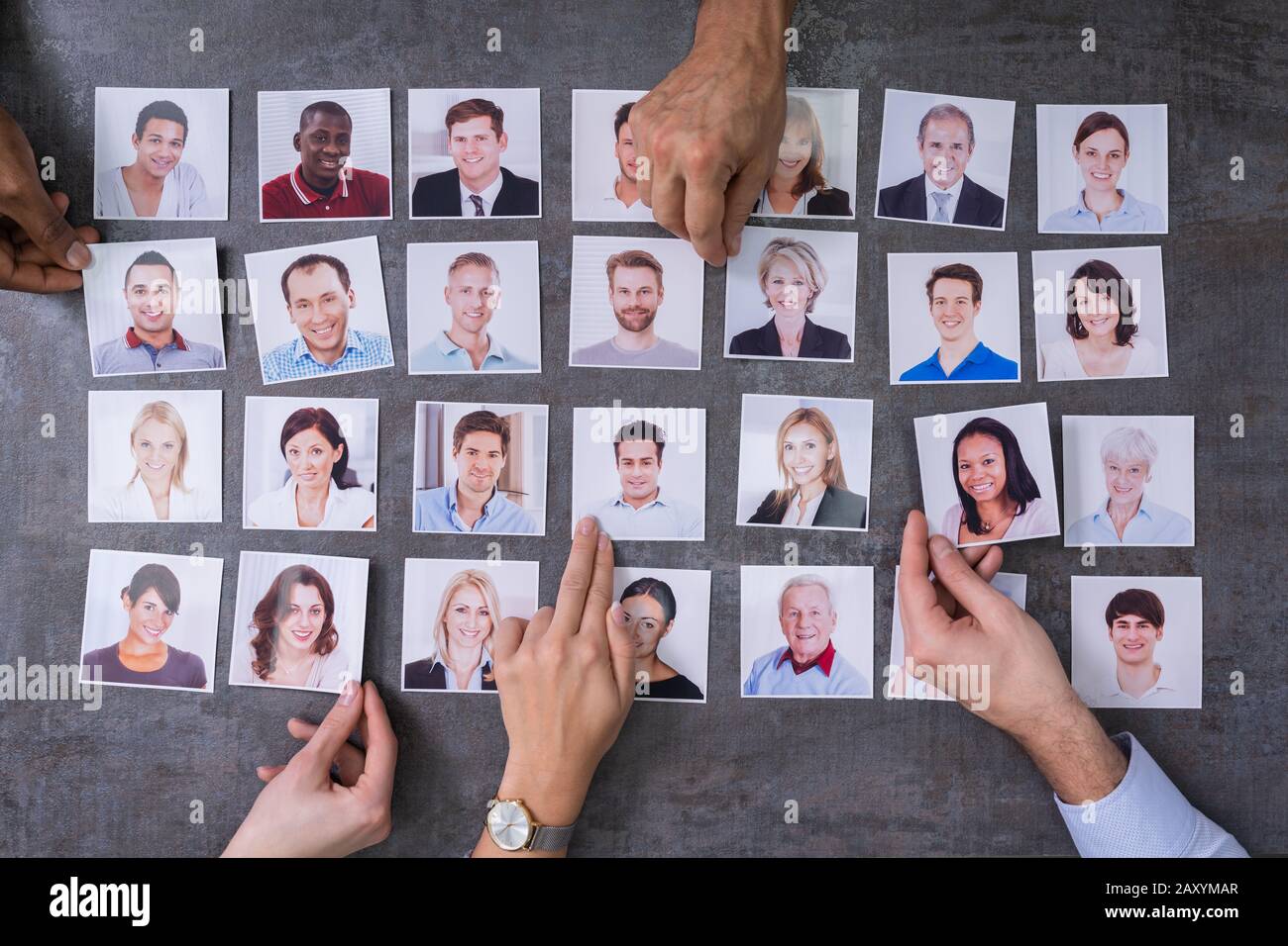 Gli imprenditori mano selezionando il candidato Foto ritratto per l'Assunzione in posti di lavoro Foto Stock