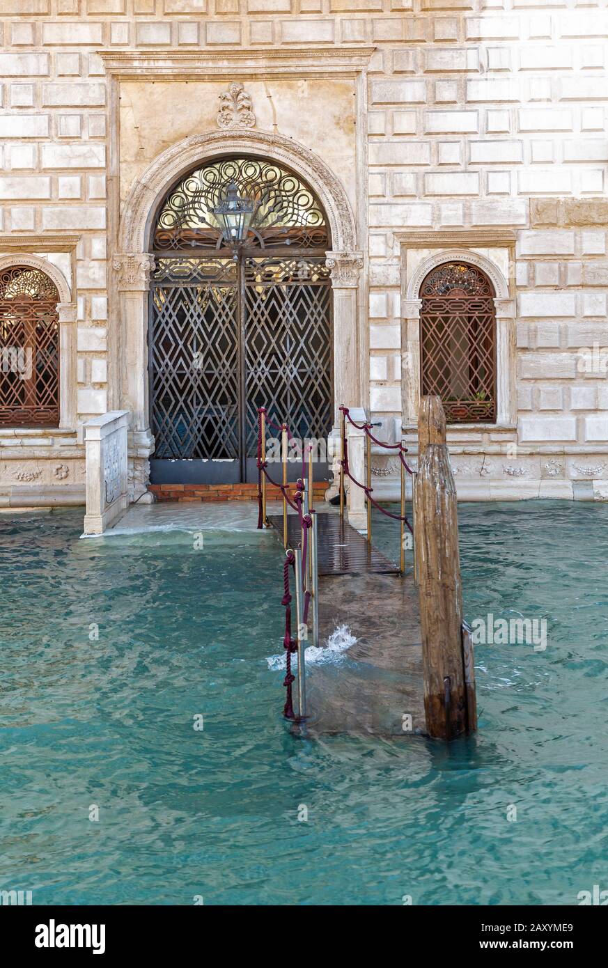 Sbarco allagato al Canal Grande a Venezia con alta marea Foto Stock