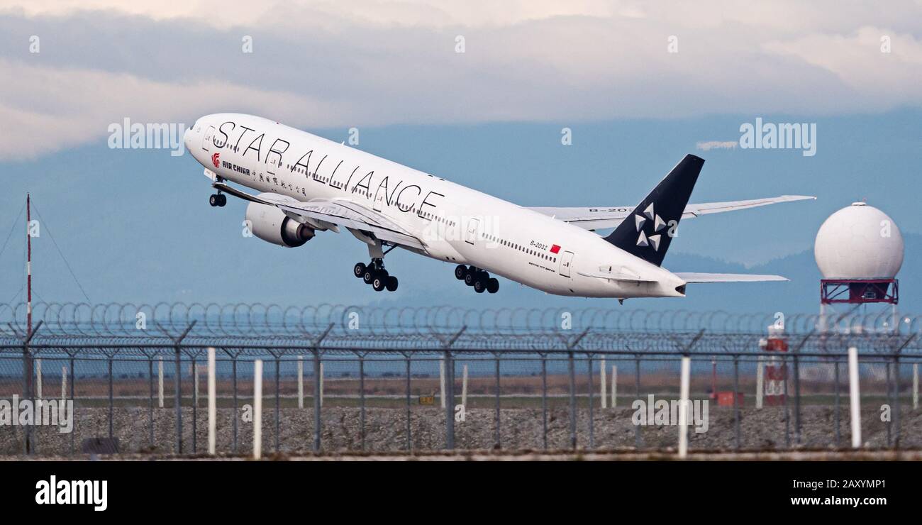 Richmond, British Columbia, Canada. 10th Feb, 2020. Un Boeing 777-300ER (B-2032) Air China a fusoliera larga, dipinto in livrea Star Alliance, parte dall'aeroporto internazionale di Vancouver. Credito: Bayne Stanley/Zuma Wire/Alamy Live News Foto Stock