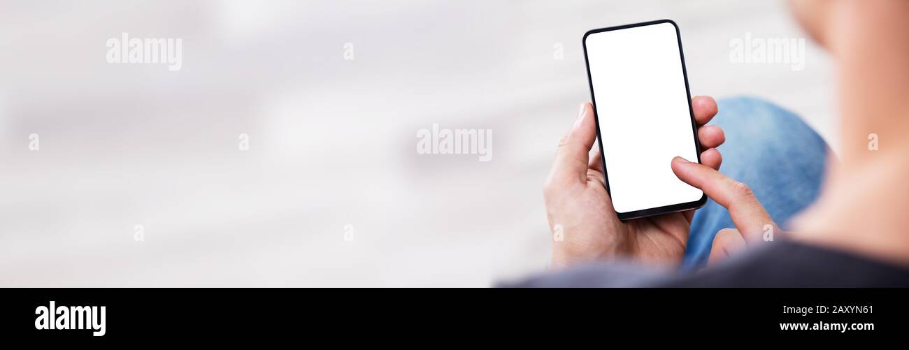 Sulla Vista Spalla Dello Schermo Vuoto Dello Smartphone Foto Stock