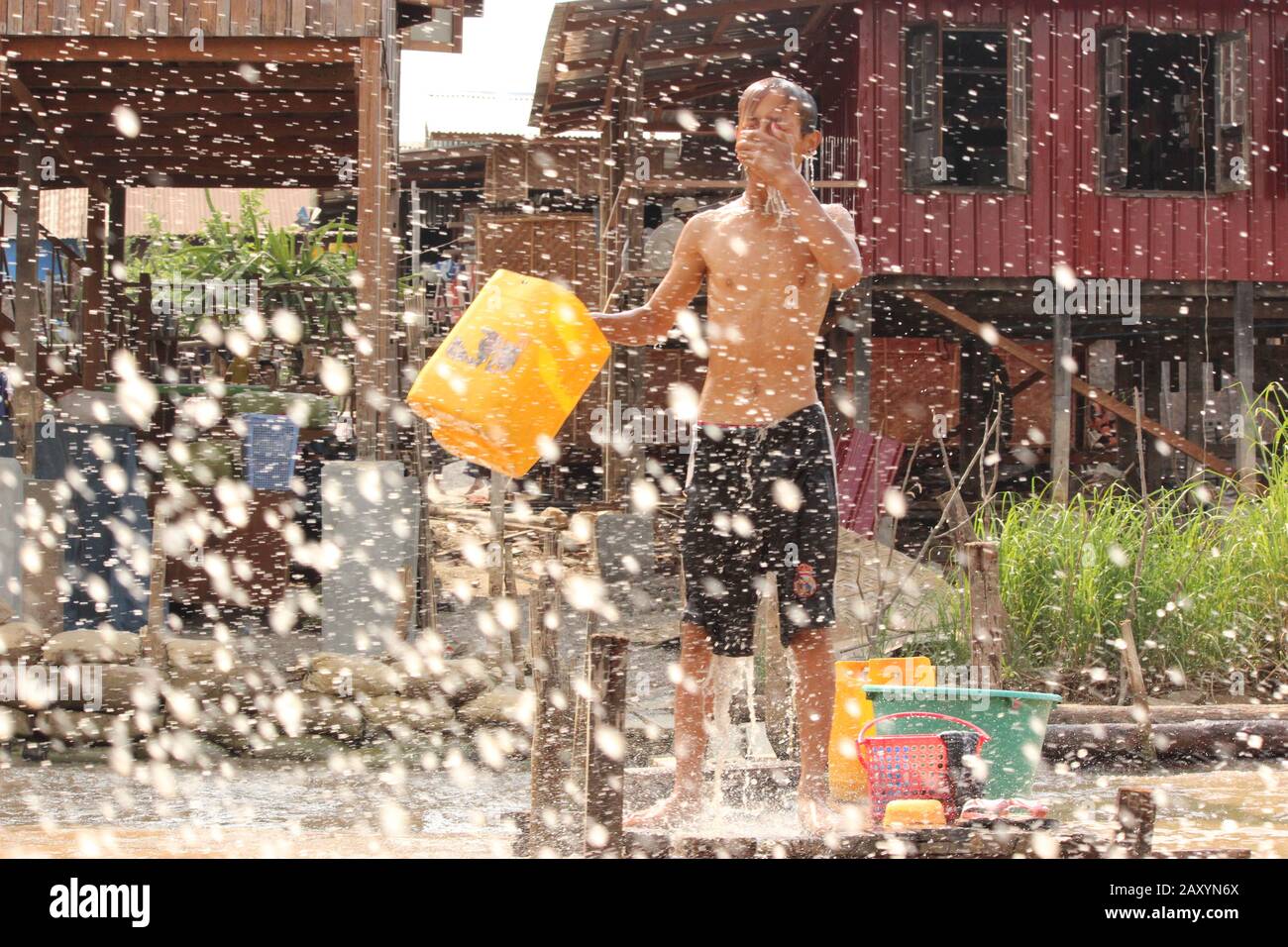 Un ragazzo prende un bagno al lago Inle, Myanmar Foto Stock