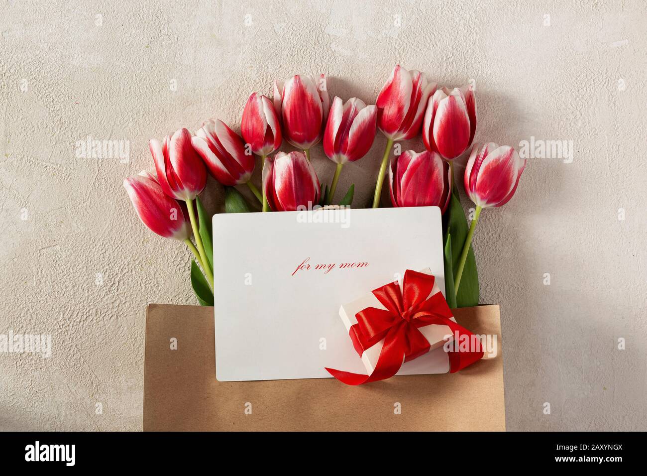 Festa della mamma, felice, fiori primaverili, tulipani bouquet, bella romantica, felice fiori di motherstulip, tulipani rossi Foto Stock