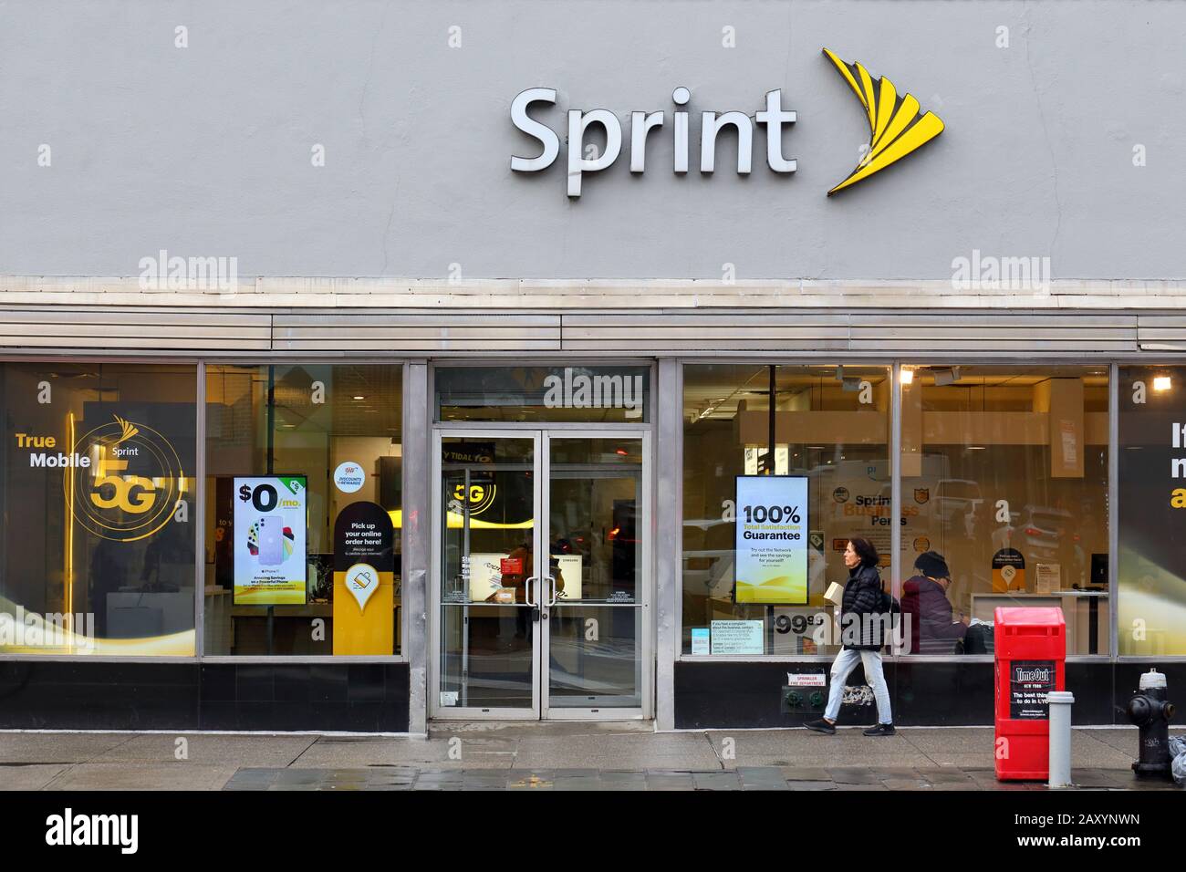 [Storefront storico] Sprint, 403 6th Ave, New York. Foto del negozio di New York di un negozio di cellulari e di un provider wireless. Foto Stock