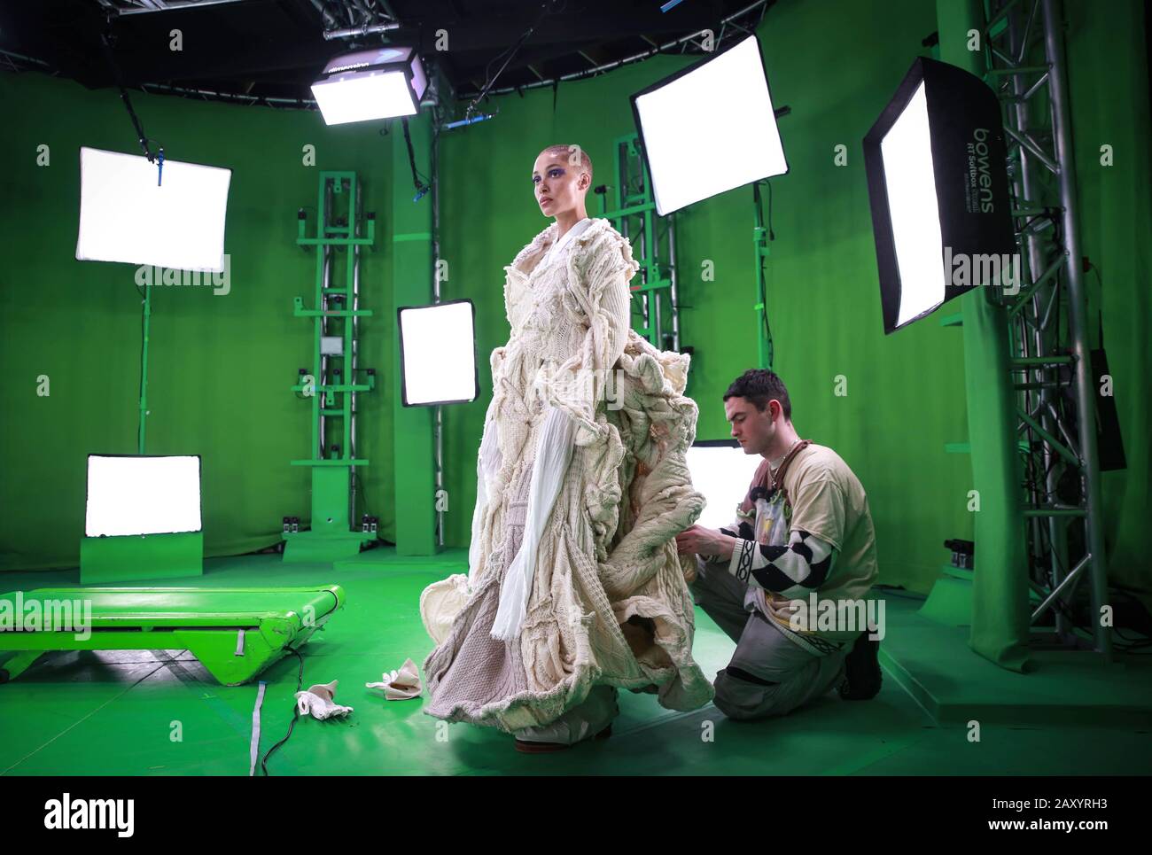 La modella Adwoa Aboah si prepara ad essere trasformata in una versione digitale di se stessa, che presenterà la tecnologia 5G di tre, consentendole di guardare se stessa a piedi la passerella in un mondo per primo alla fiera ma di Central Saint Martin alla London Fashion Week di venerdì. Foto Stock