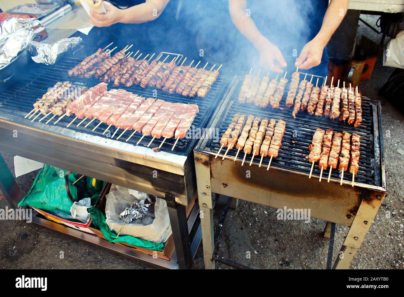 Barbecue all'aperto, carne di maiale alla griglia Foto Stock