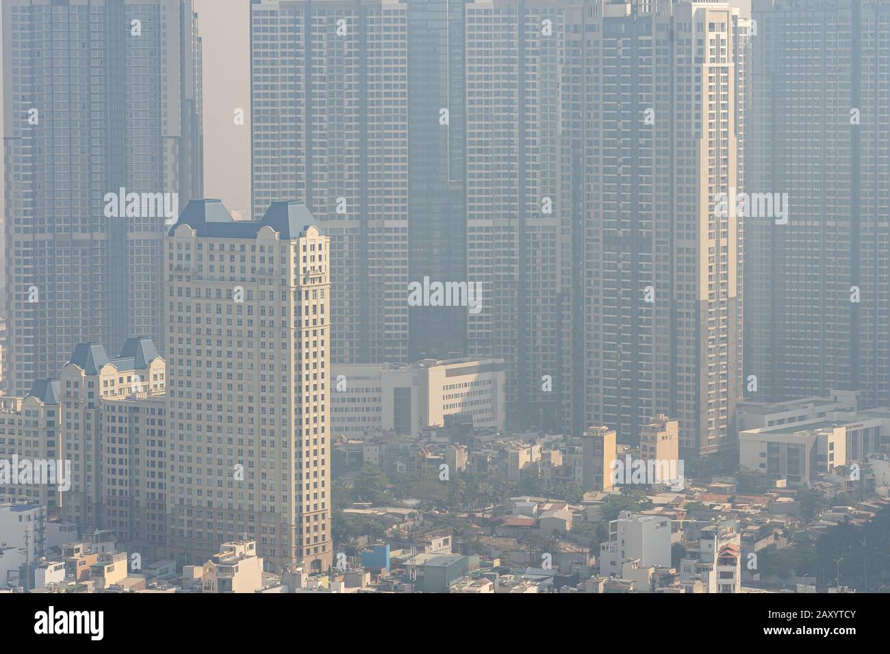 Edifici alti in città industriale con cielo smog smog smozy Foto Stock