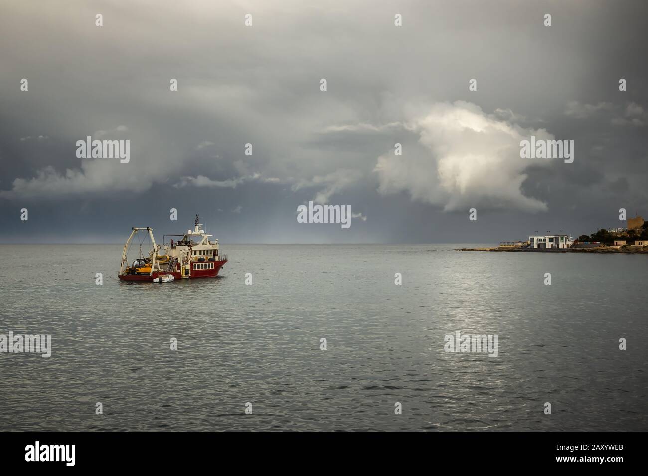 Cielo nuvoloso e mare taglierino vicino a Malta isola Foto Stock