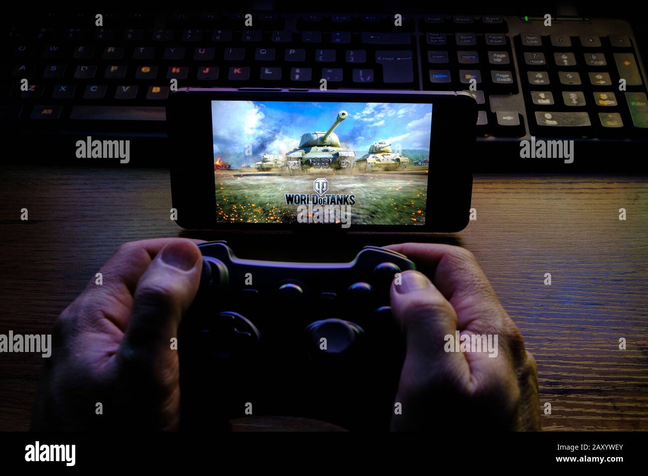 Kostanay, Kazakistan, 12 febbraio 2020.joystick e telefono cellulare con il logo del popolare gioco World of Tanks, da Wargaming. Foto Stock