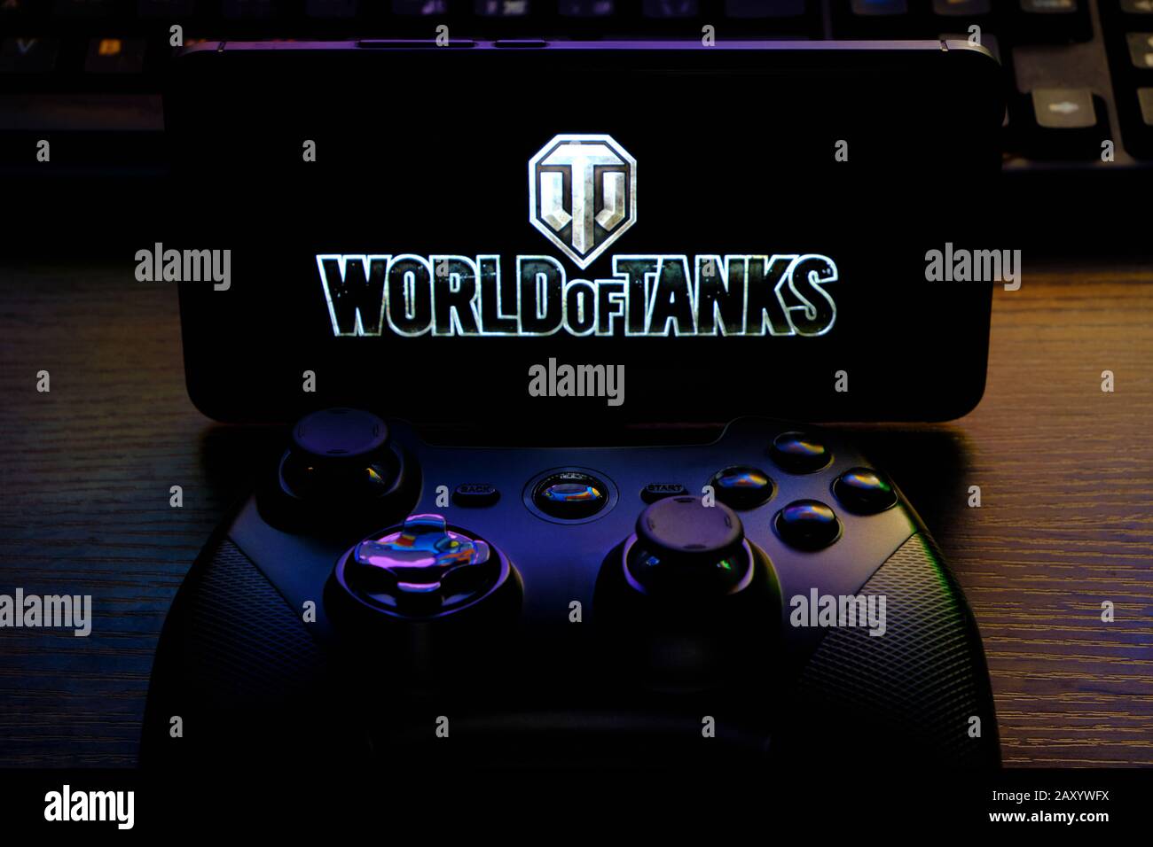 Kostanay, Kazakistan, 12 febbraio 2020.joystick e telefono cellulare con il logo del popolare gioco World of Tanks, da Wargaming. Foto Stock