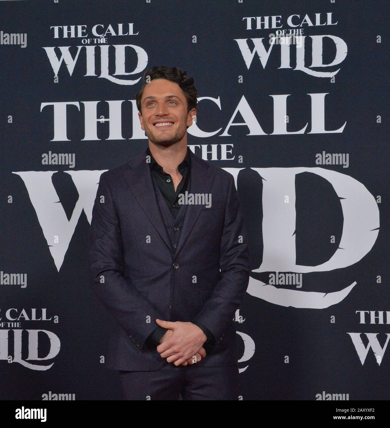 Los Angeles, Stati Uniti. 13th Feb, 2020. Il membro del cast Colin Woodell partecipa alla prima rappresentazione del film d'avventura "The Call of the Wild" presso l'El Capitan Theatre nella sezione di Hollywood di Los Angeles giovedì 13 febbraio 2020. Trama: Buck, un cane di grande cuore la cui blissful vita domestica è capovolta quando è improvvisamente sradicato dalla sua casa della California e trasportato ai wilds del CanadianYukon durante la corsa dell'oro della 1890s. Foto di Jim Ruymen/UPI Credit: UPI/Alamy Live News Foto Stock