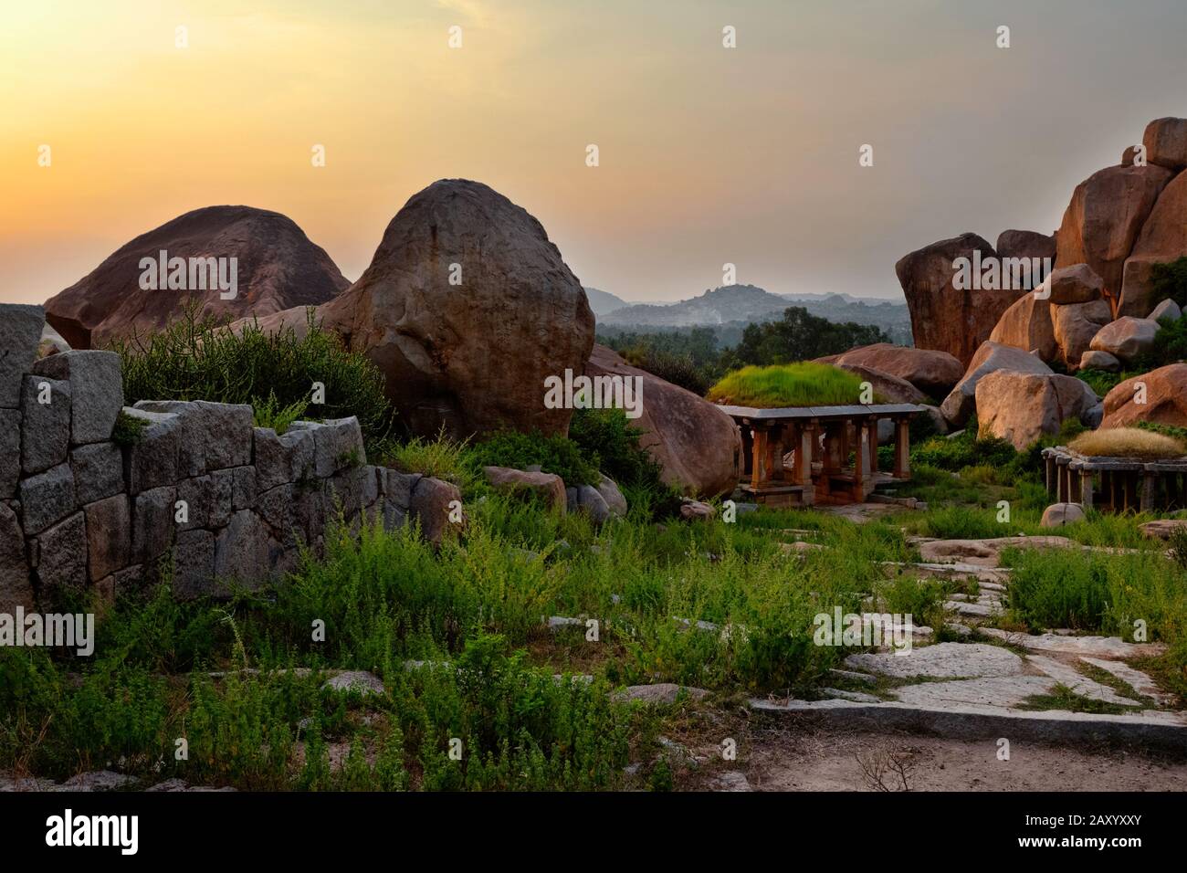 Le antiche rovine di Hampi sul tramonto. India Foto Stock