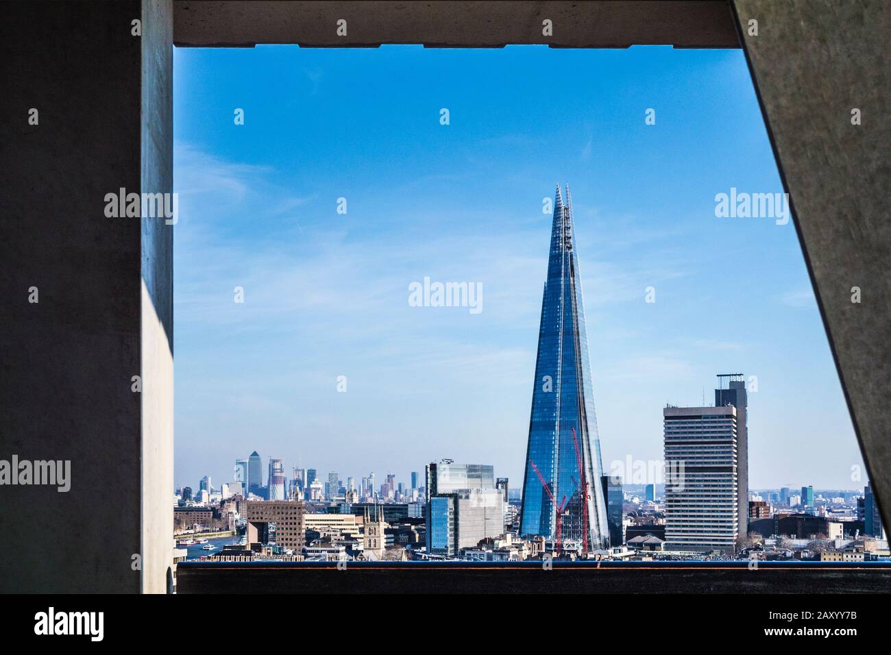 La skyline di Londra con la mitica Shard palazzo visto dalla Tate Modern. Foto Stock