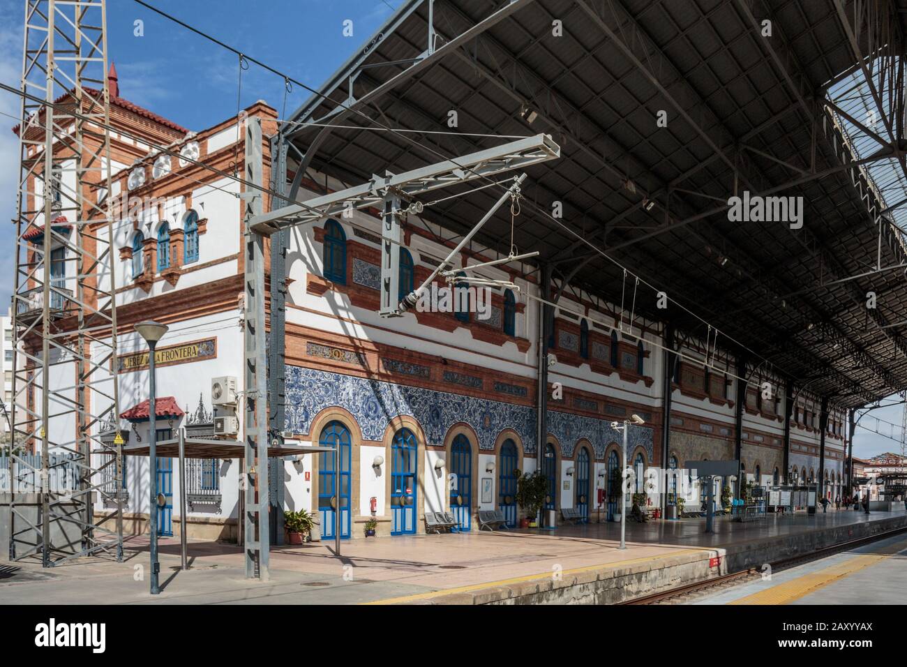 Stazione ferroviaria storica a Jerez de la Frontera, progettata da Anibal Gonzales e inaugurata nel 1863, Spagna Foto Stock