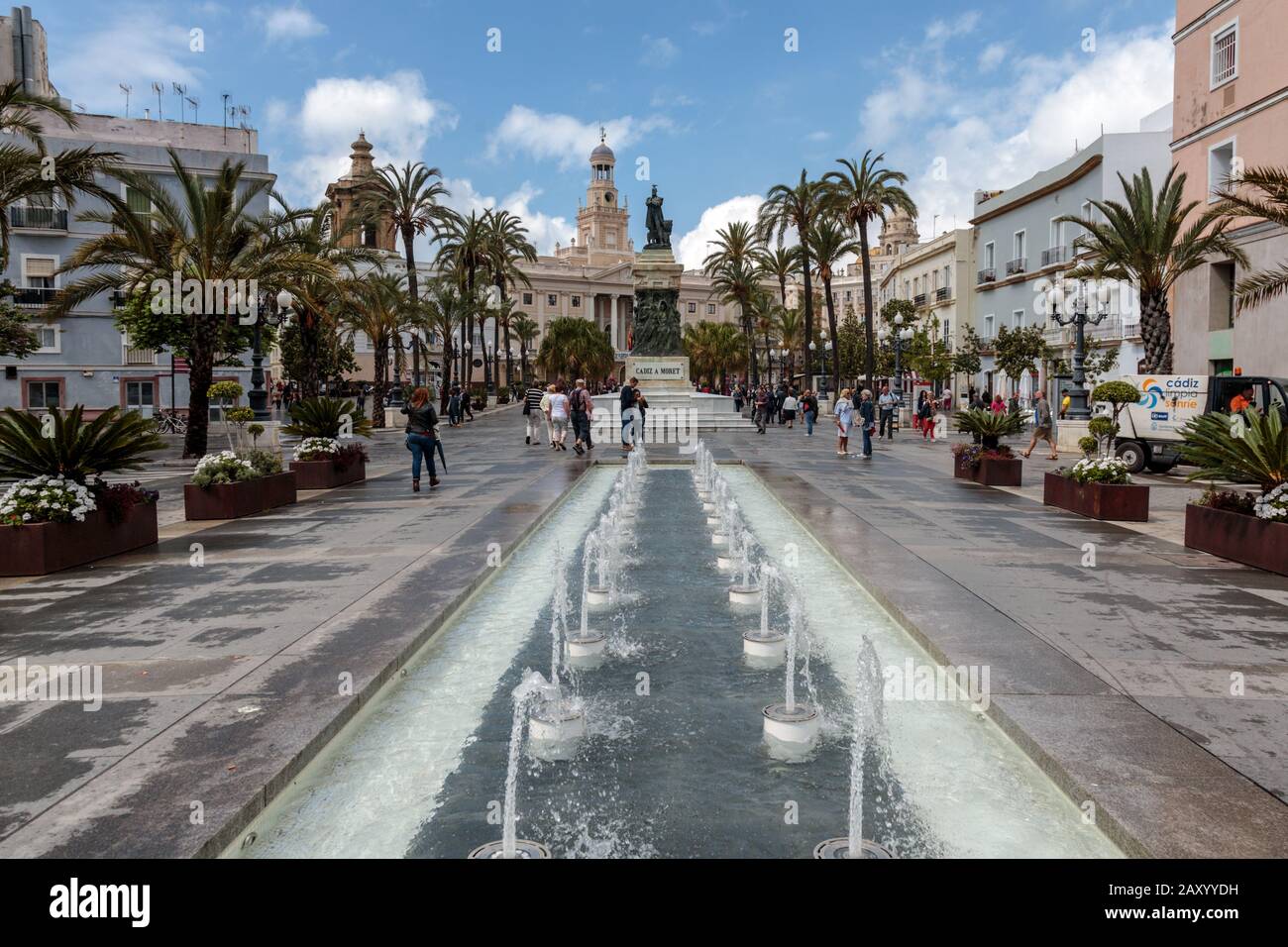 Fontana d'acqua e statua del politico di Cadice Segismundo Moret Cadice in Plaza de San Juan de Dios, Cadice, Andalusia, Spagna. Foto Stock