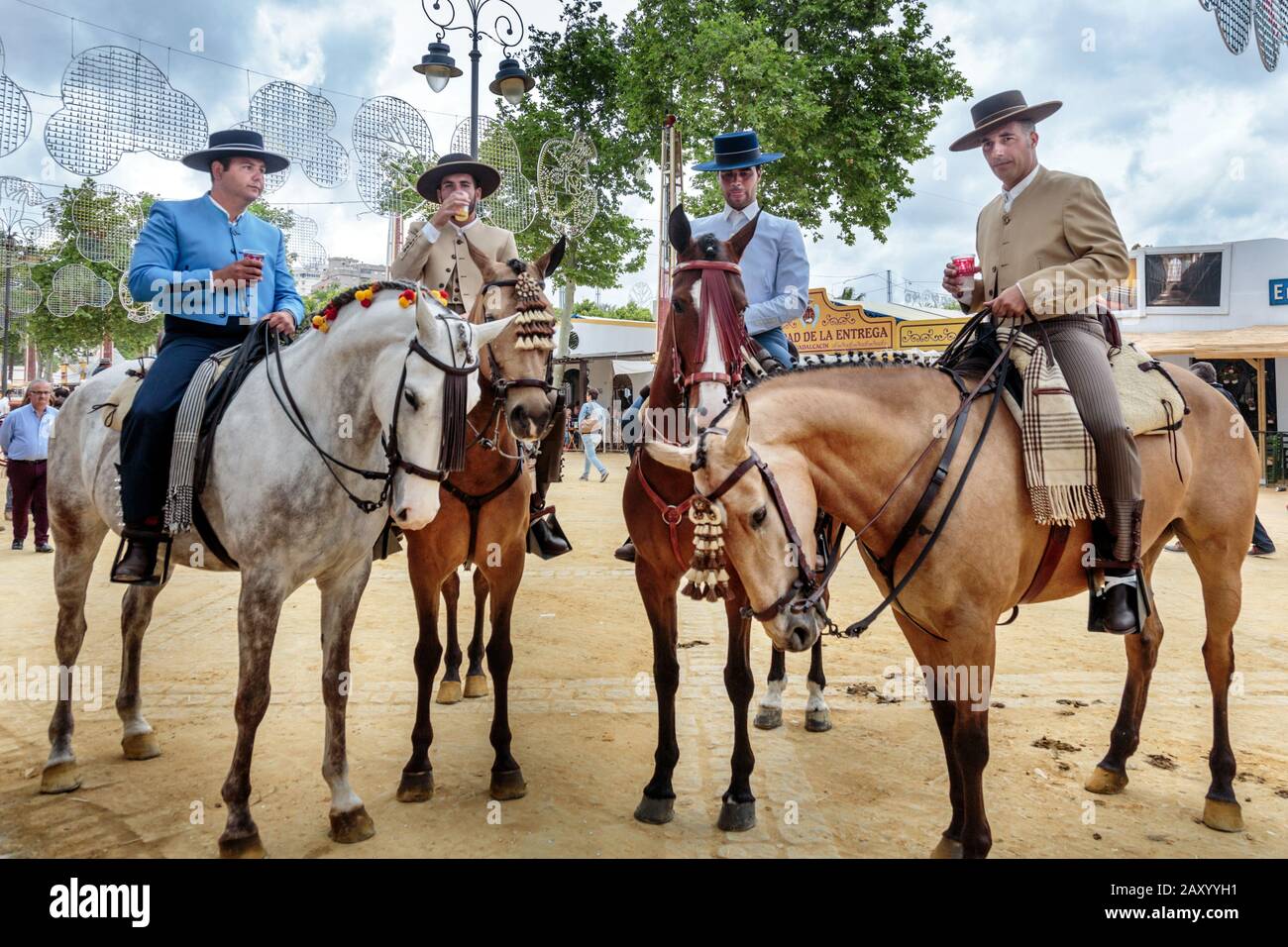 Cavalieri e cavalli in tradizionale abito festivo, Jerez Horse Feria de Caballo, Jerez de la Frontera, provincia di Cádiz, Andalusia, Spagna Foto Stock