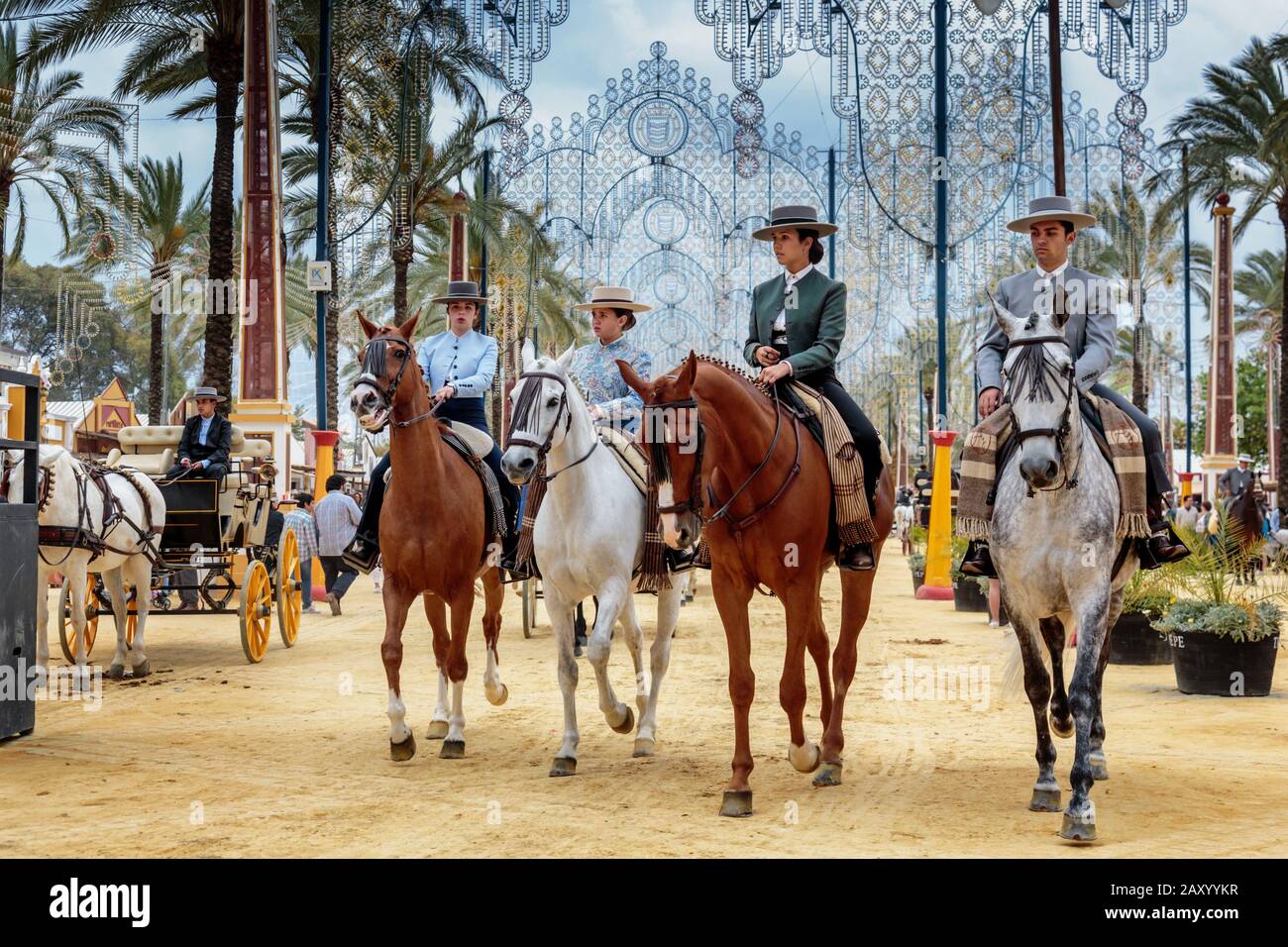 Cavalieri e cavalli in tradizionale abito festivo, Jerez Horse Feria de Caballo, Jerez de la Frontera, provincia di Cádiz, Andalusia, Spagna Foto Stock