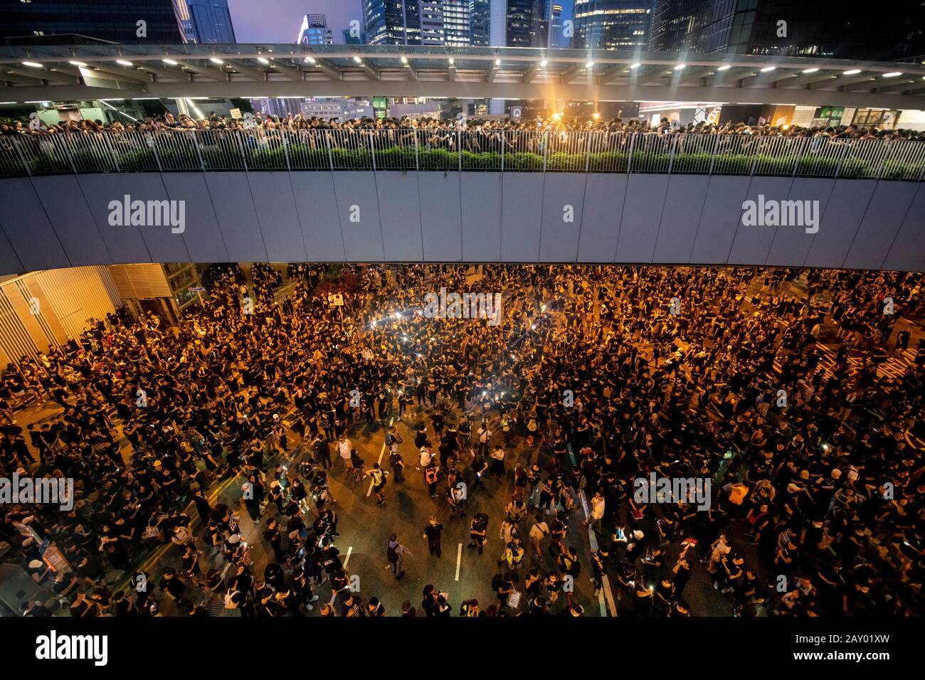 Hong Kong, Cina: 16 Giu 2019. I manifestanti su Harcourt Road Admiralty e le passerelle overhead.The marcia di protesta a Hong Kong contro il BI estradizione Foto Stock