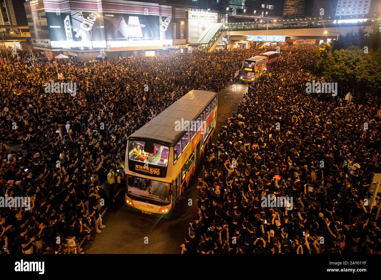 Hong Kong, Cina: 16 Giu 2019. I manifestanti permettono che gli autobus passino attraverso su Harcourt Road Admiralty.The marcia di protesta a Hong Kong contro l'estradizione Foto Stock