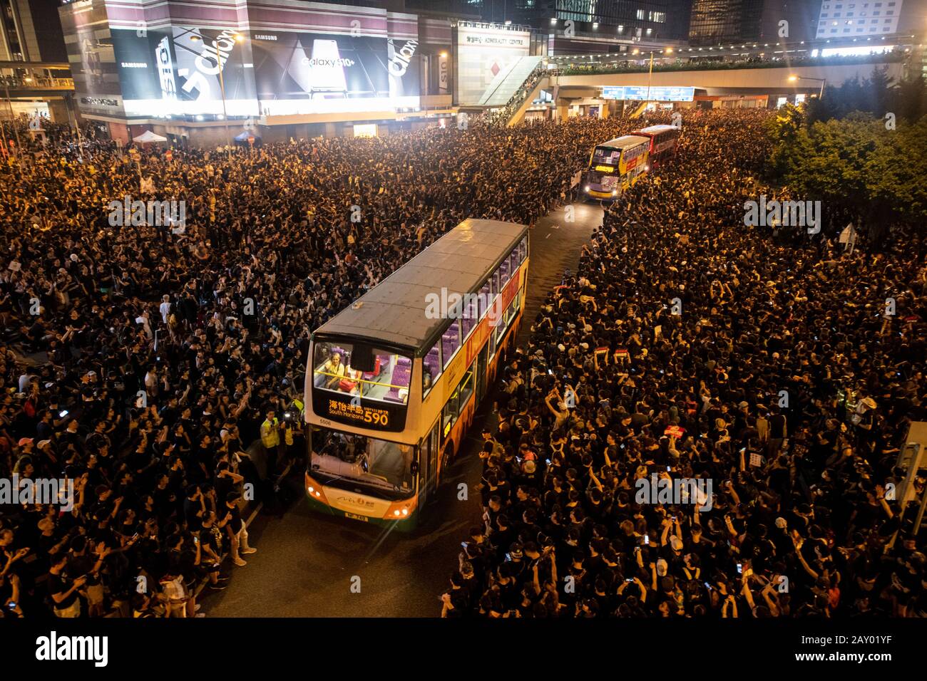 Hong Kong, Cina: 16 Giu 2019. I manifestanti permettono che gli autobus passino attraverso su Harcourt Road Admiralty.The marcia di protesta a Hong Kong contro l'estradizione Foto Stock