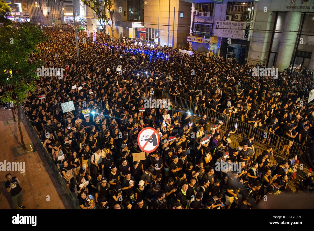 Hong Kong, Cina: 16 Giu 2019. I manifestanti marciano attraverso l'Ammiragliato, dove un protestante chiamato Raincoat è caduto alla sua morte dopo aver aperto un banner di protesta Foto Stock