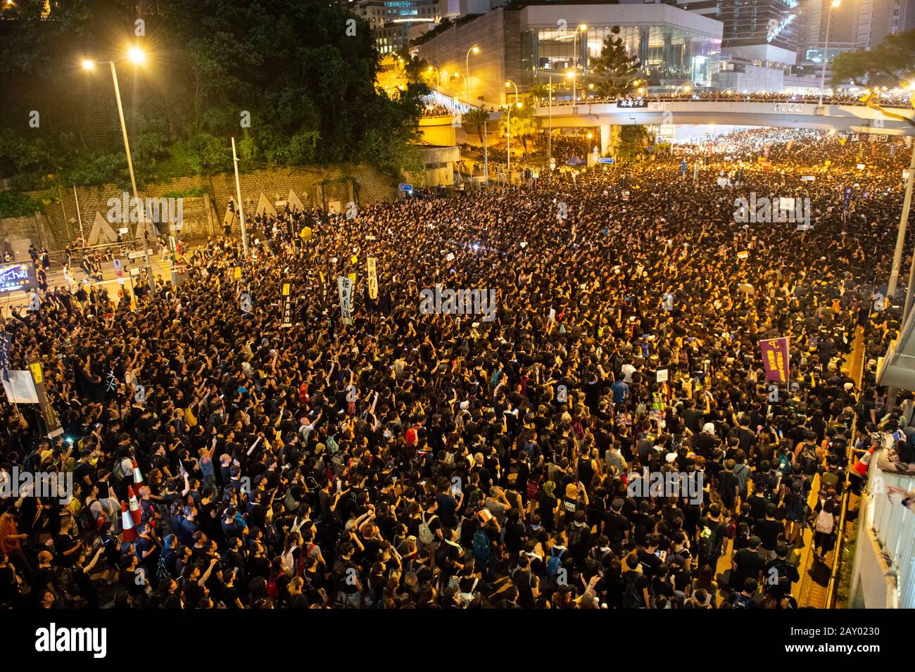 Hong Kong, Cina: 16 Giu 2019. I manifestanti passavano dal Pacific Place Shopping Mall (L) ad Admiralty dove un protester chiamato Raincoat man cadde al suo deat Foto Stock