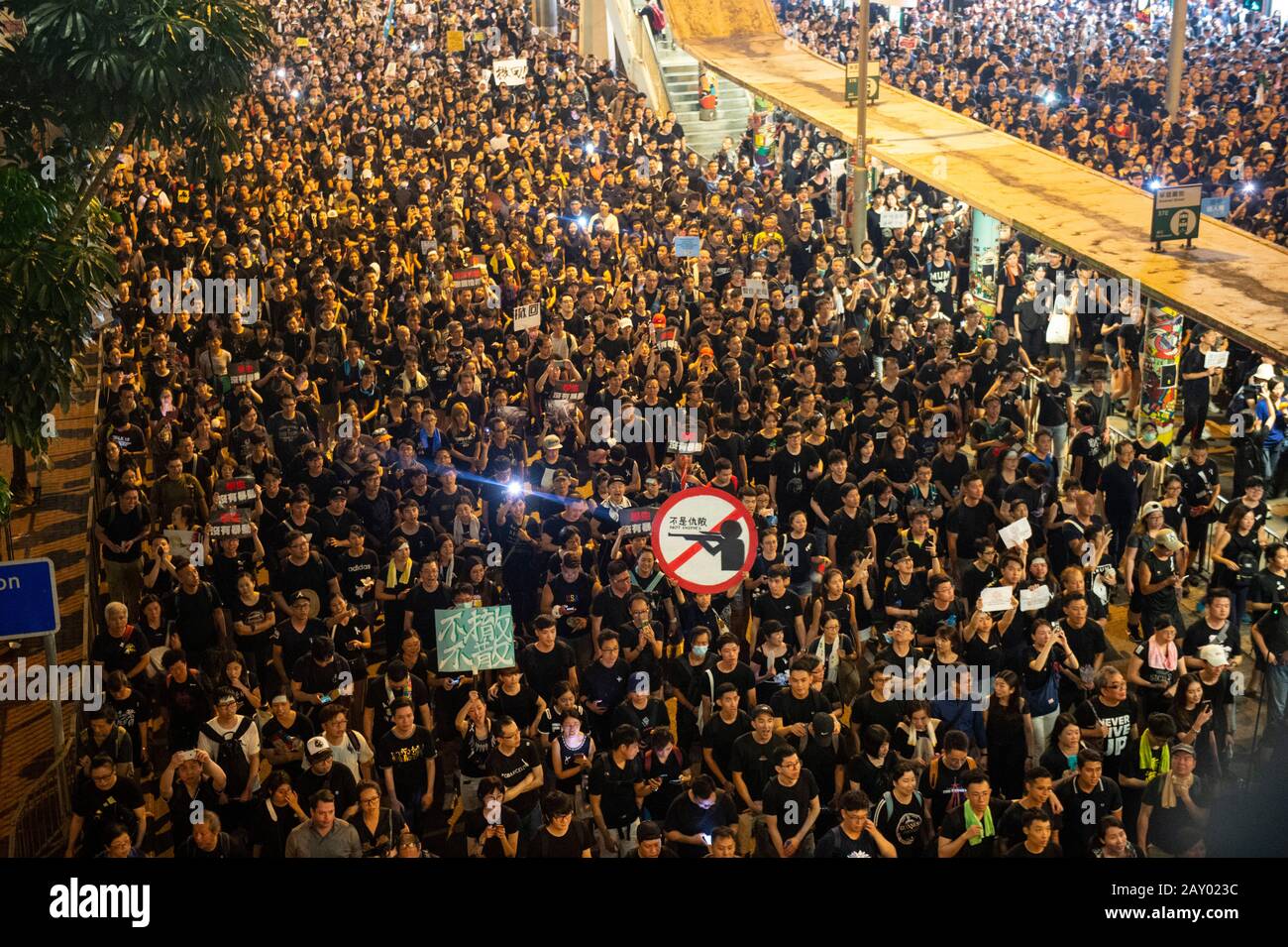 Hong Kong, Cina: 16 Giu 2019. I manifestanti dell'Ammiragliato marzo a Hong Kong contro il disegno di legge sull'estradizione presentato dal capo dell'esecutivo Carrie Lam. Sospensione Foto Stock