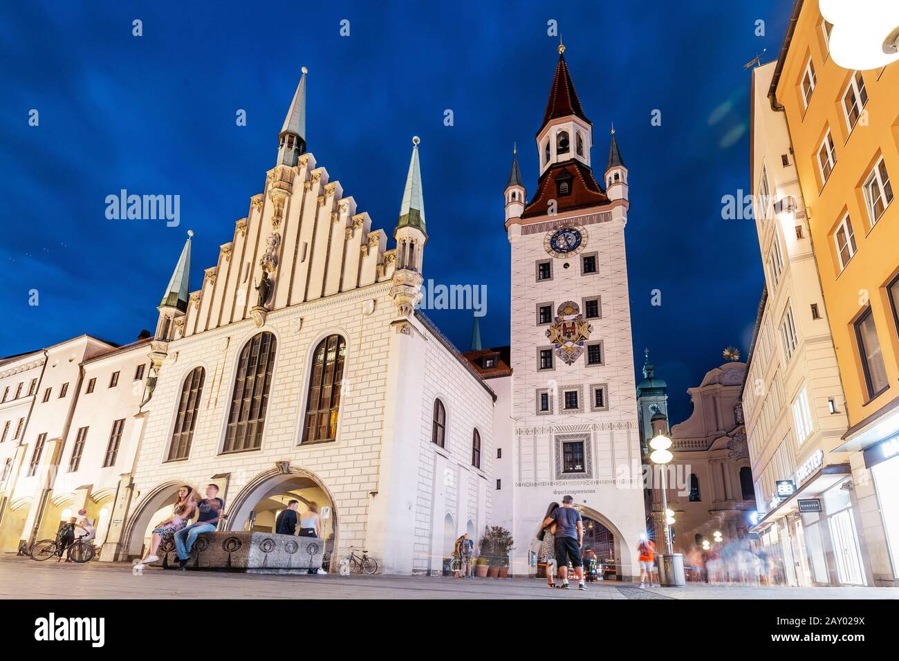 06 agosto 2019, Monaco, Germania: Vista notturna del municipio illuminato sulla piazza Marienplatz di Monaco Foto Stock