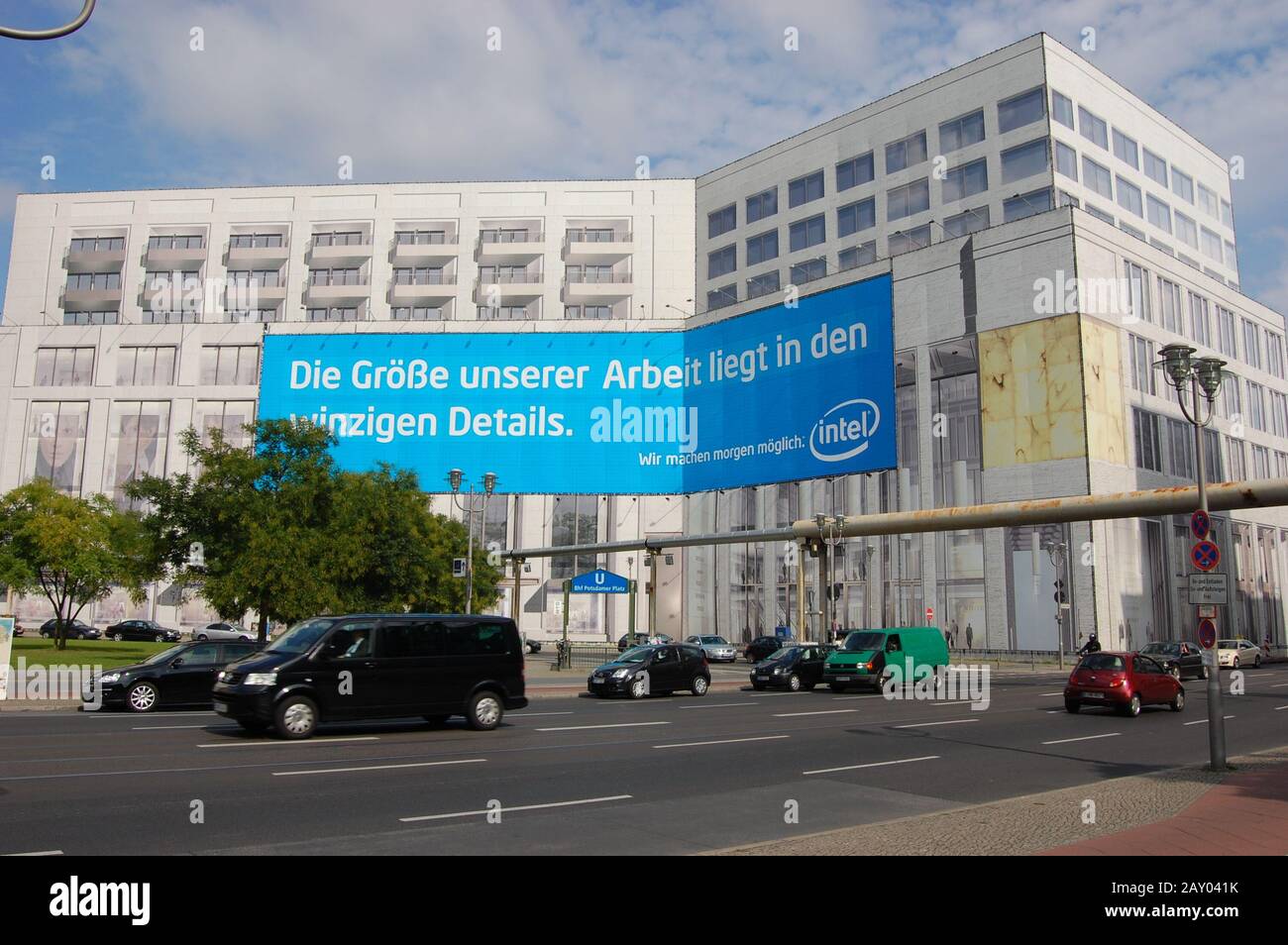 Guardate un edificio nel vicino di Gendarmen Markt. Foto Stock