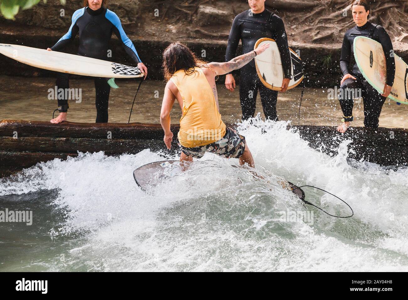 07 agosto 2019, Munchen, Germania: Gli atleti surfisti si allenano su un'onda artificiale permanente nel Giardino Inglese di Monaco Foto Stock
