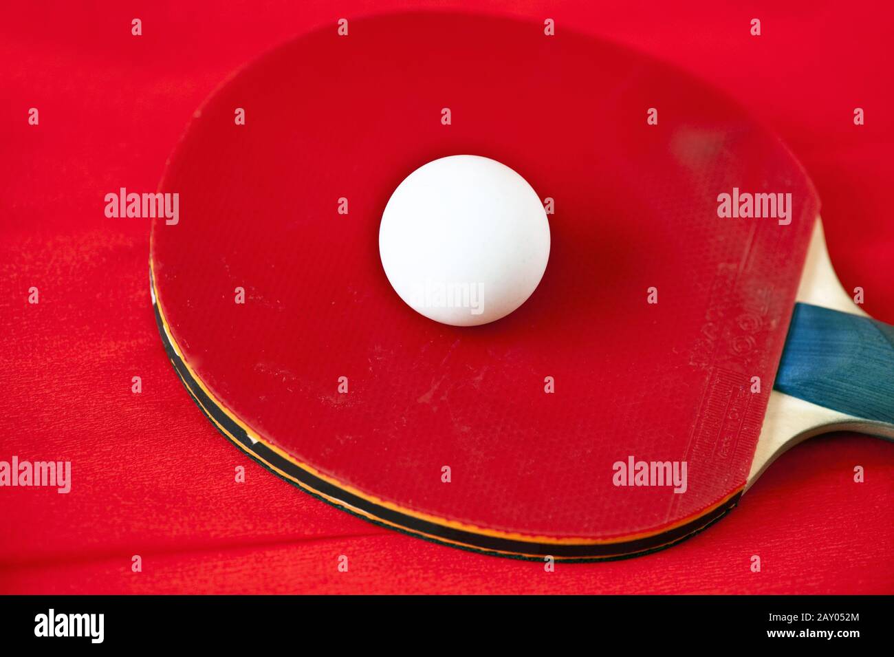 pipistrello da ping pong rosso Foto Stock