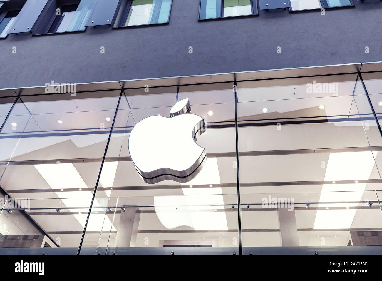 7 agosto 2019, Munchen, Germania: Primo piano sul logo Apple presso il negozio Foto Stock