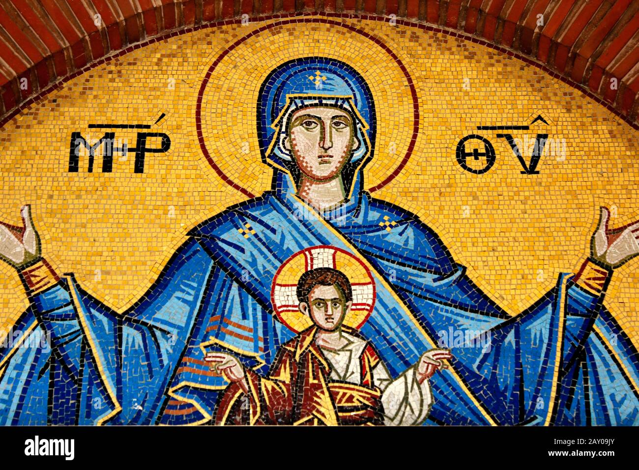 Mosaico raffigurante la Vergine Maria e Gesù Cristo al di fuori della chiesa cristiana ortodossa ad Atene, Grecia Foto Stock