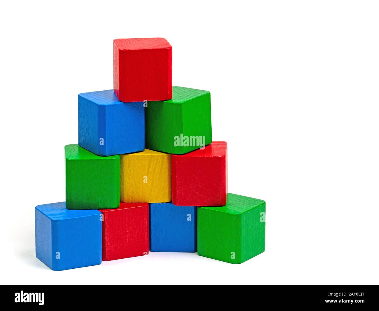 Blocchi di giocattoli colorati in legno su sfondo bianco Foto Stock