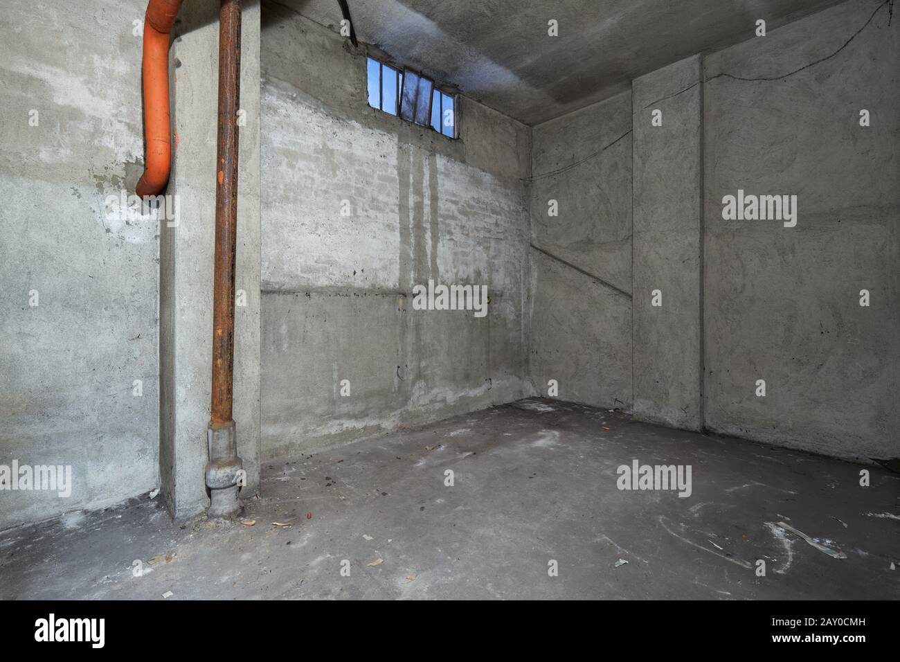 Interno seminterrato vuoto con pareti in cemento Foto Stock