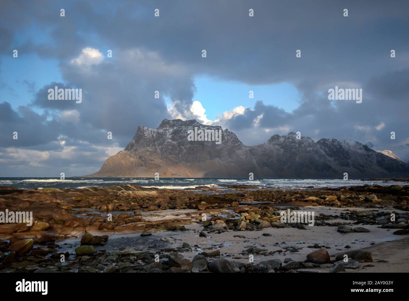 La spiaggia di Utakleiv a Vestvagoy, Lofoten, Nordland, Norvegia Foto Stock