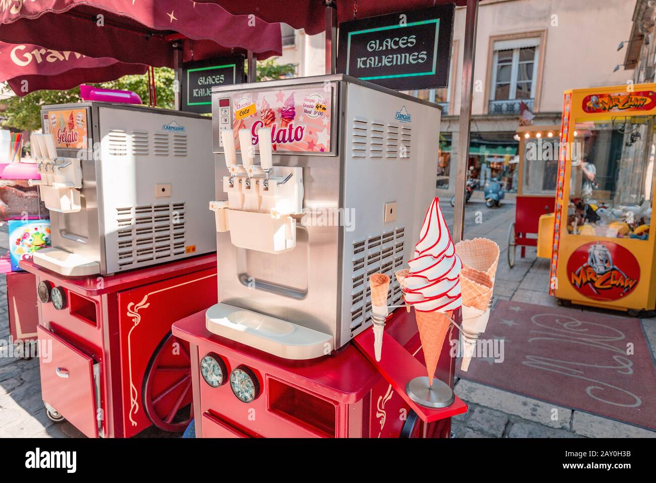 23 luglio 2019, Lione, Francia: Distributore automatico di gelati per le strade della città Foto Stock