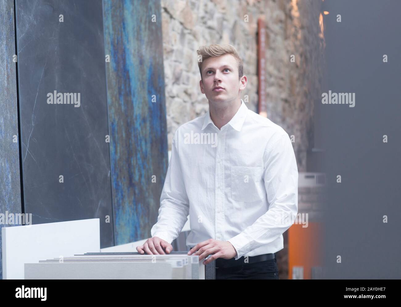 Ritratto di un venditore in uno showroom, Germania Foto Stock