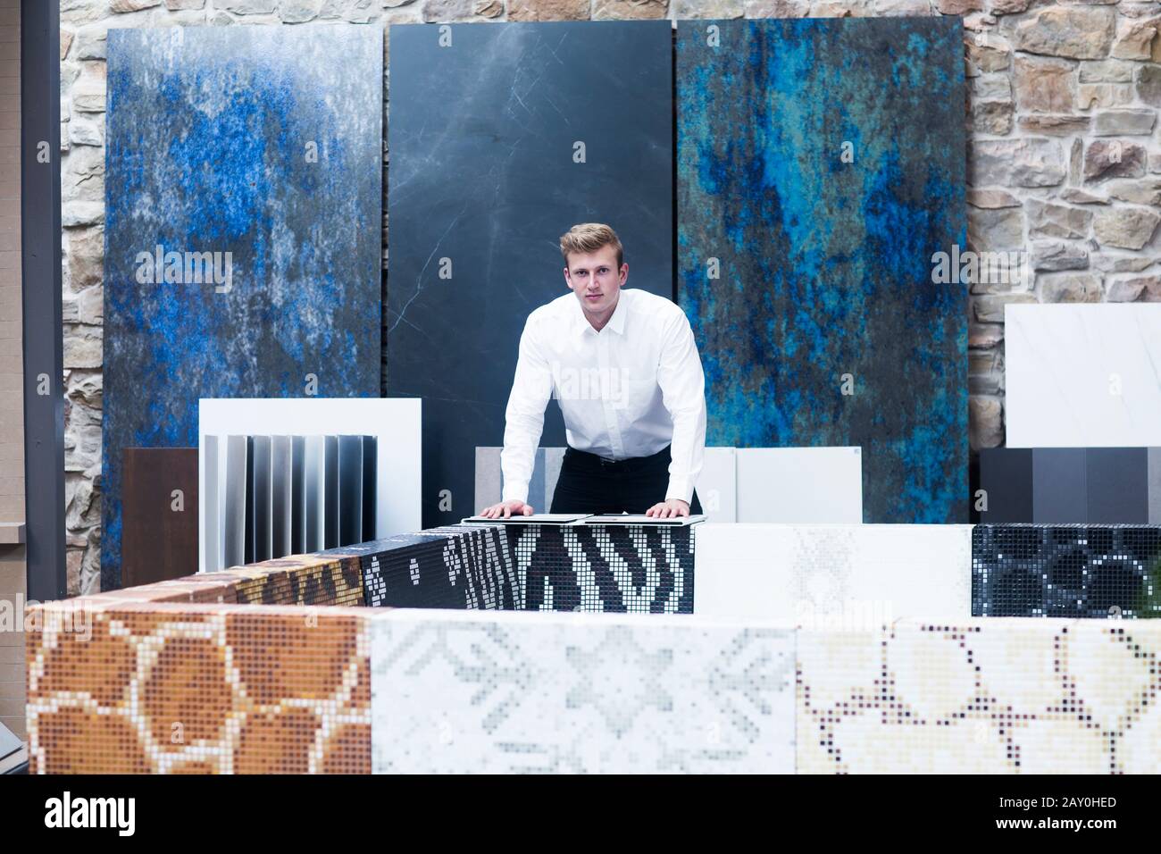 Ritratto di un venditore in uno showroom, Germania Foto Stock