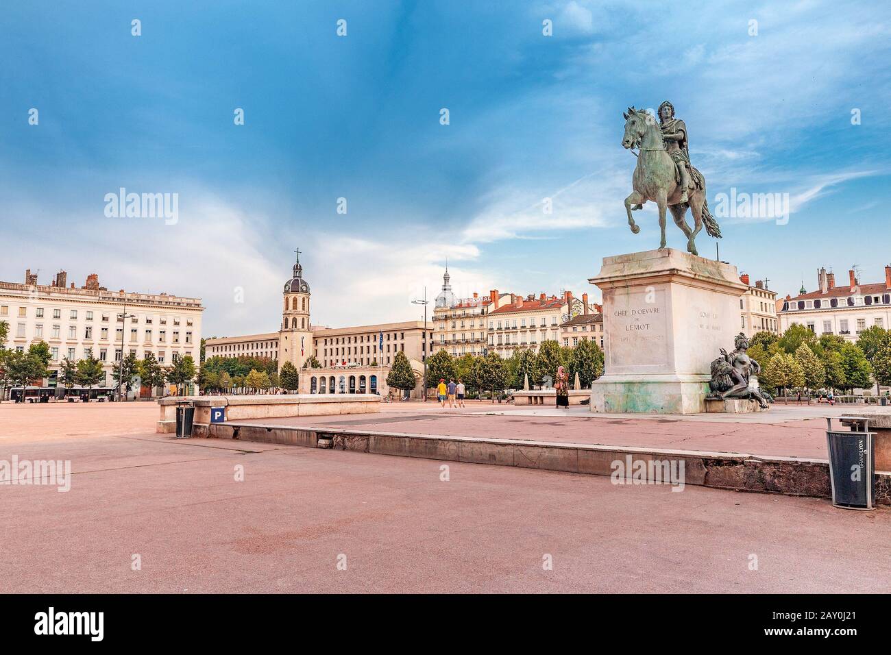 23 luglio 2019, Lione, Francia: Vista panoramica del famoso punto di riferimento turistico - piazza Bellecour a Lione Foto Stock