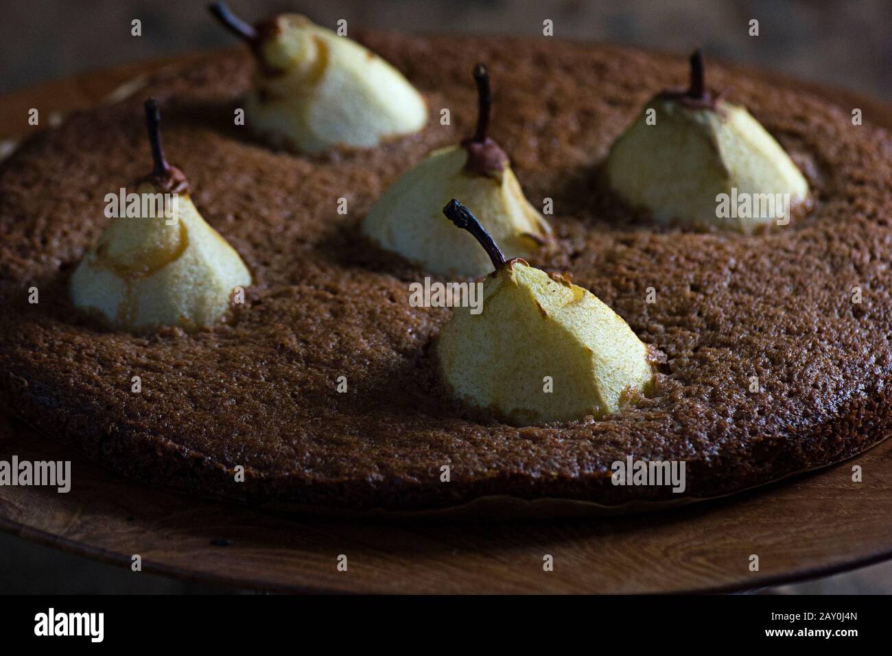 Primo piano di una torta al cioccolato con pere Foto Stock