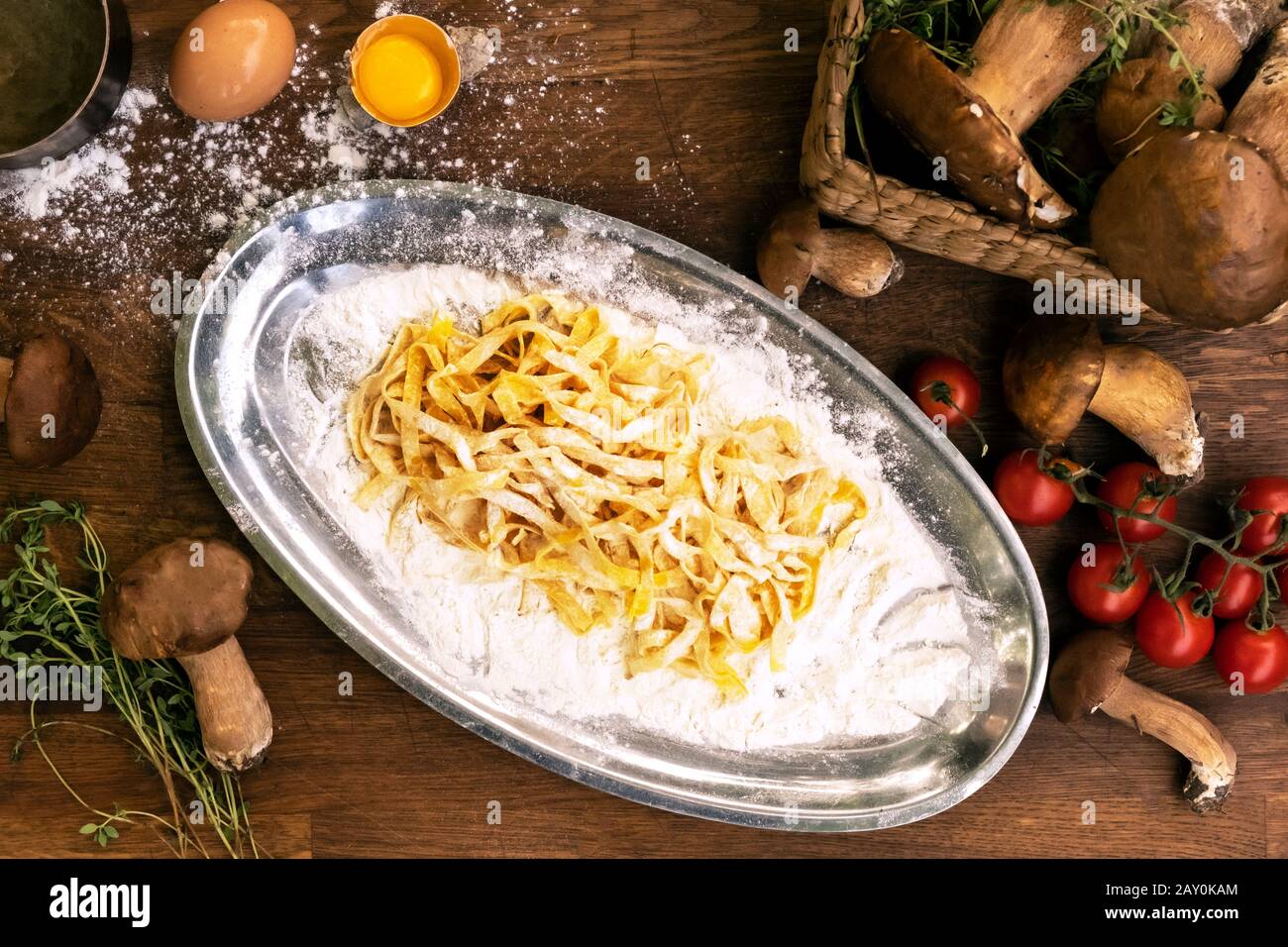Tagliatelle appena preparate con funghi, pomodoro e timo Foto Stock