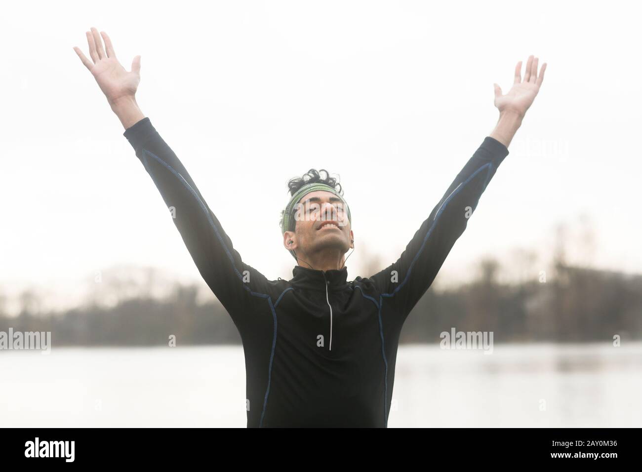 Ritratto di un pareggiatore maschile che si riscalda fuori, Germania Foto Stock