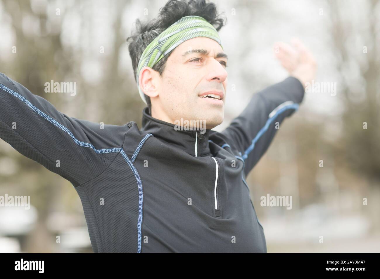 Ritratto di un pareggiatore maschile che si riscalda fuori, Germania Foto Stock