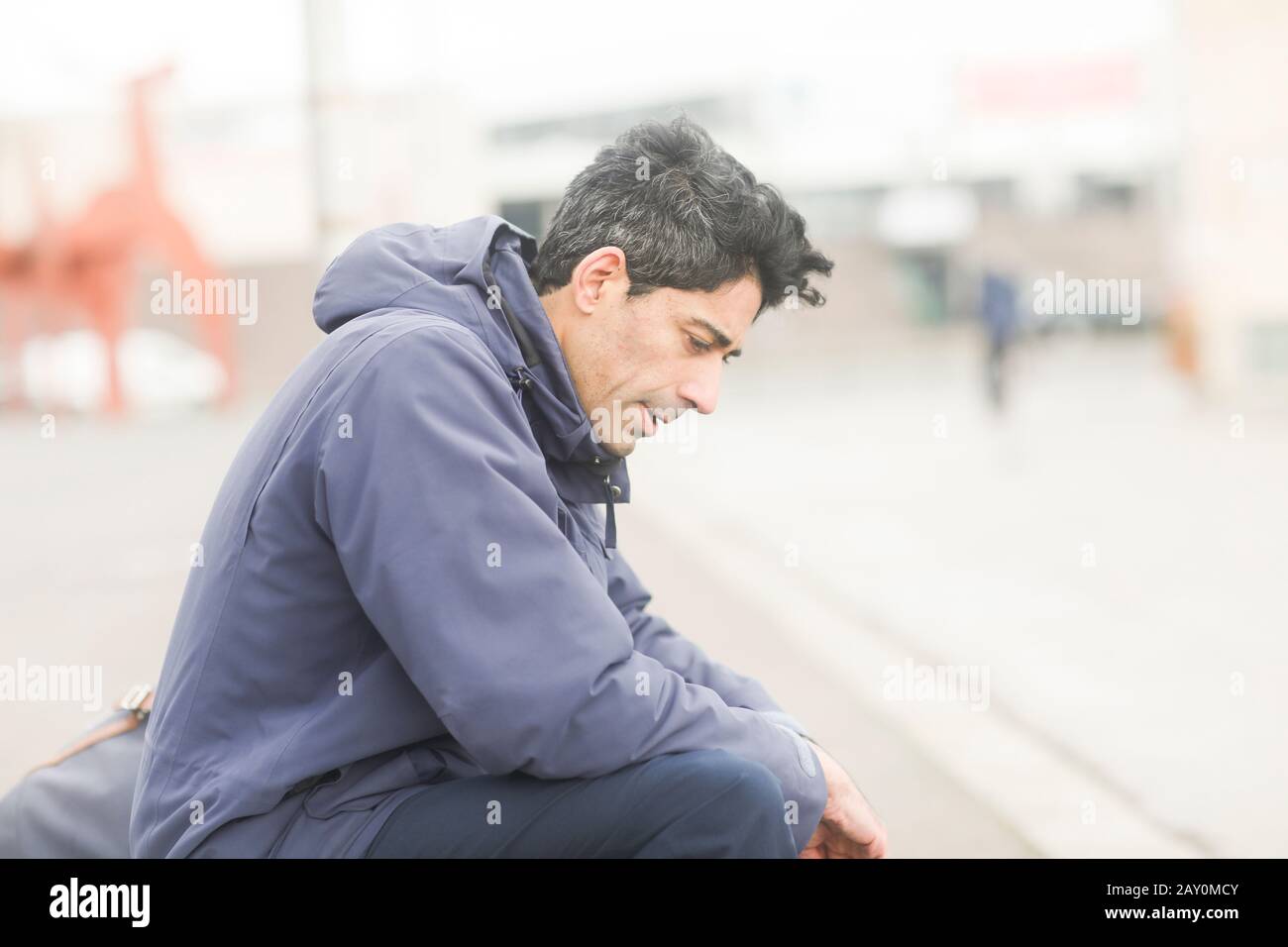 Uomo seduto su una panchina pensando, Germania Foto Stock