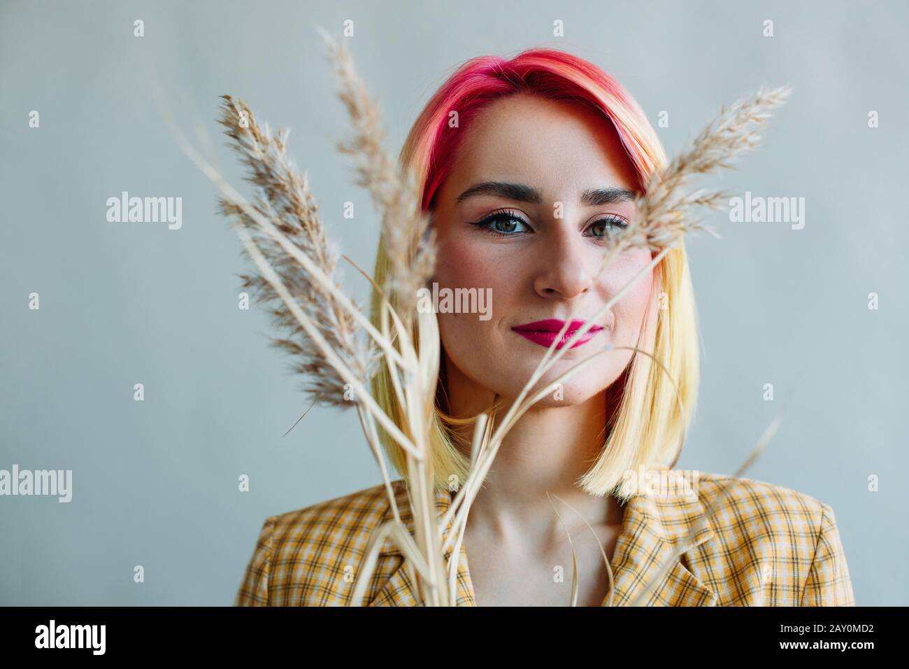 Ritratto di una ragazza fresca con capelli tinti che indossano un abito Foto Stock