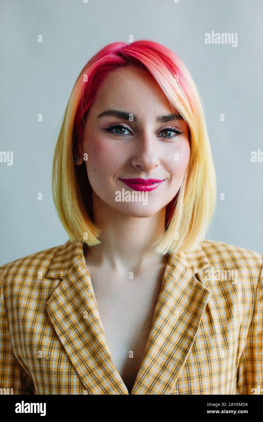 Ritratto di una ragazza fresca con capelli tinti che indossano un abito Foto Stock