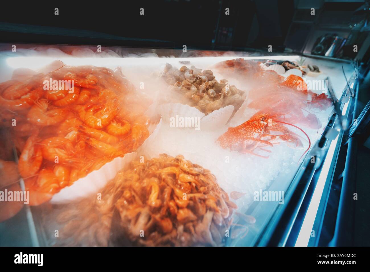 gamberi di pesce fresco e gamberi e aragoste in vendita al mercato. Sano concetto di delicatezza mediterranea. Foto Stock