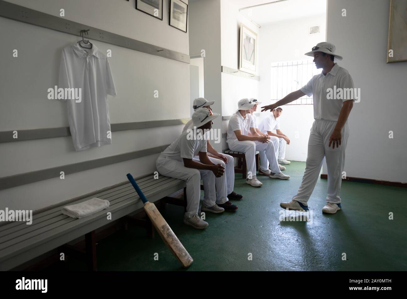 Squadra nella stanza dell'armadietto che prepara il gioco Foto Stock