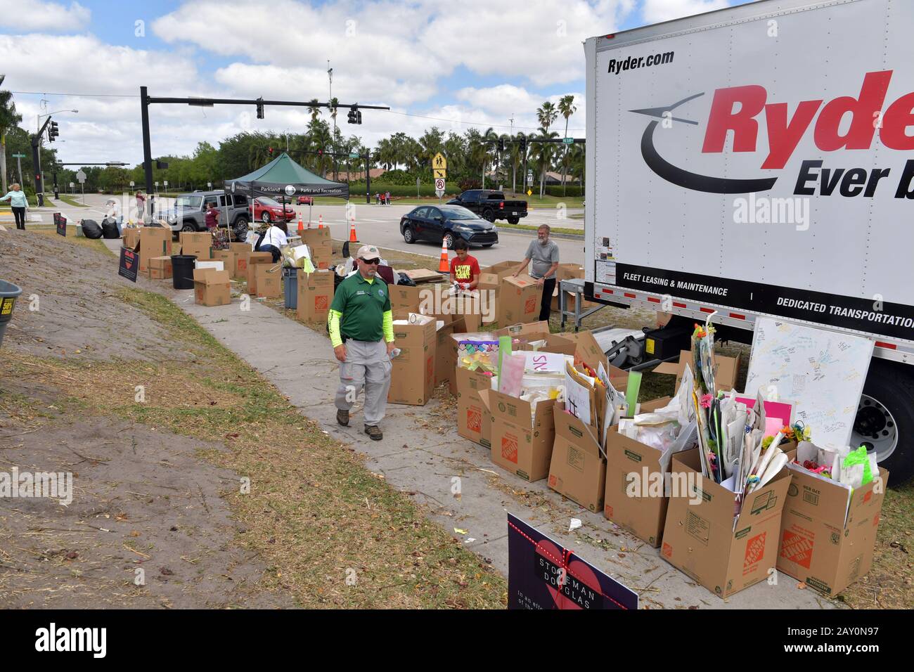 Un parco, FL - MARZO 28: fiori in un memoriale che onora le vittime della massa di scatto a Marjory Stoneman Douglas High School, Al Pine Trail Park sono rimossi dopo le persone sono state arrestate a rubare dal sito come orsetti di peluche. Originariamente la polizia ha arrestato 19-anno-vecchio ex studente Nikolas Cruz per l'uccisione di 17 persone presso l'Marjory Stoneman Douglas High School, Al Pine Trail Park il 28 marzo 2018 in un parco, Florida. Persone: atmosfera Foto Stock