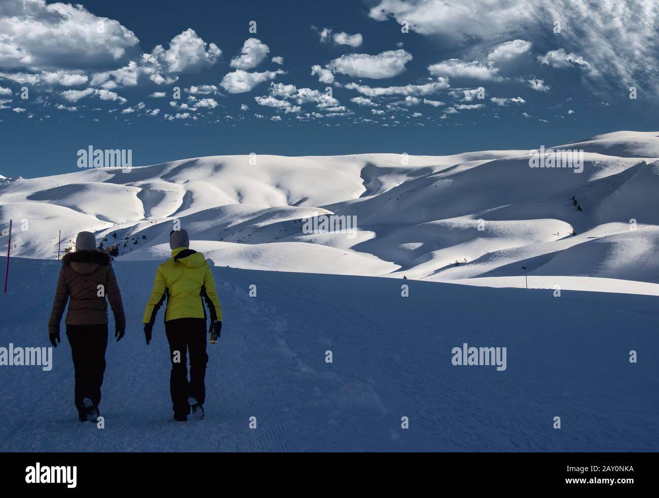 Due donne che camminano in un paesaggio alpino, la Svizzera Foto Stock